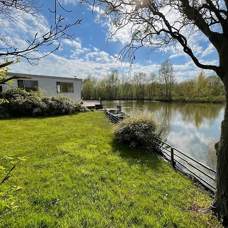 Holiday home Water In Near Volkerak, Cleaning Included