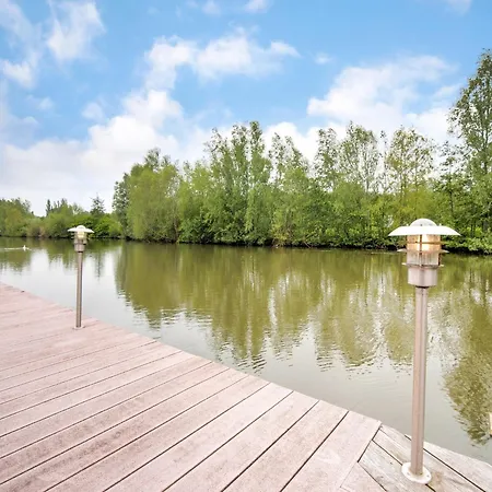 Water In Near Volkerak, Cleaning Included Holiday home