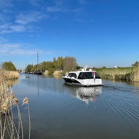 Water In Near Volkerak, Cleaning Included Holiday home