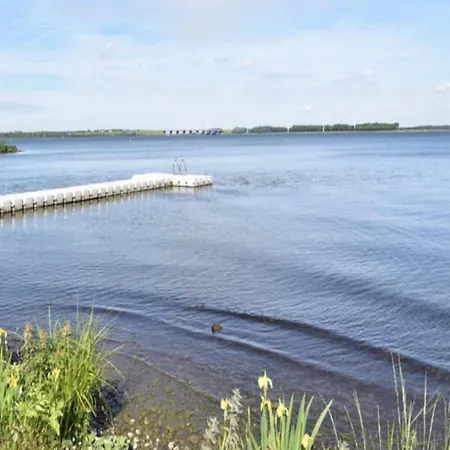 Holiday home Water In Near Volkerak, Cleaning Included *